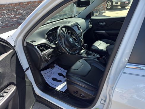 Used 2019 Jeep Cherokee Latitude Plus w/ Comfort/Convenience Group AWD/4WD image 13