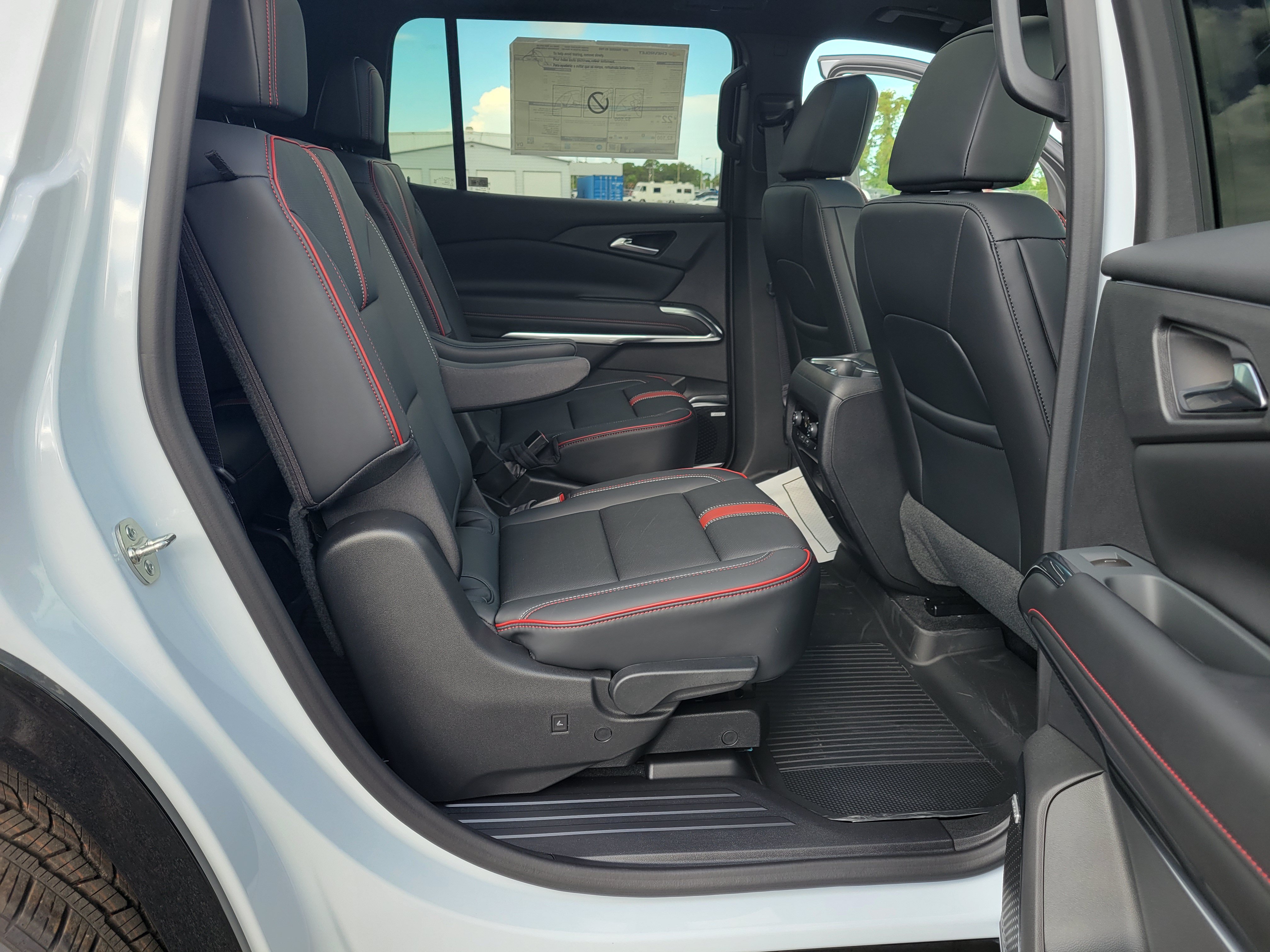 New 2027 Chevrolet Traverse RS w/ LPO, Floor Liner Package FWD image 35