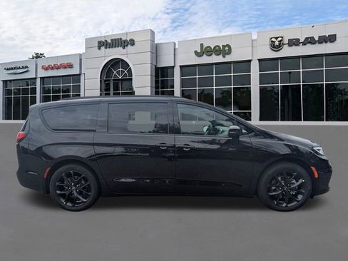 New 2026 Chrysler Pacifica Select FWD image 4