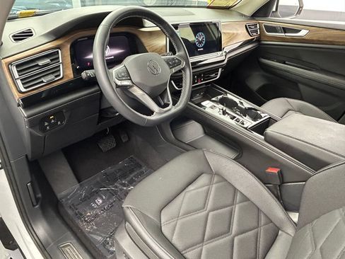 Used 2024 Volkswagen Atlas SE FWD image 13