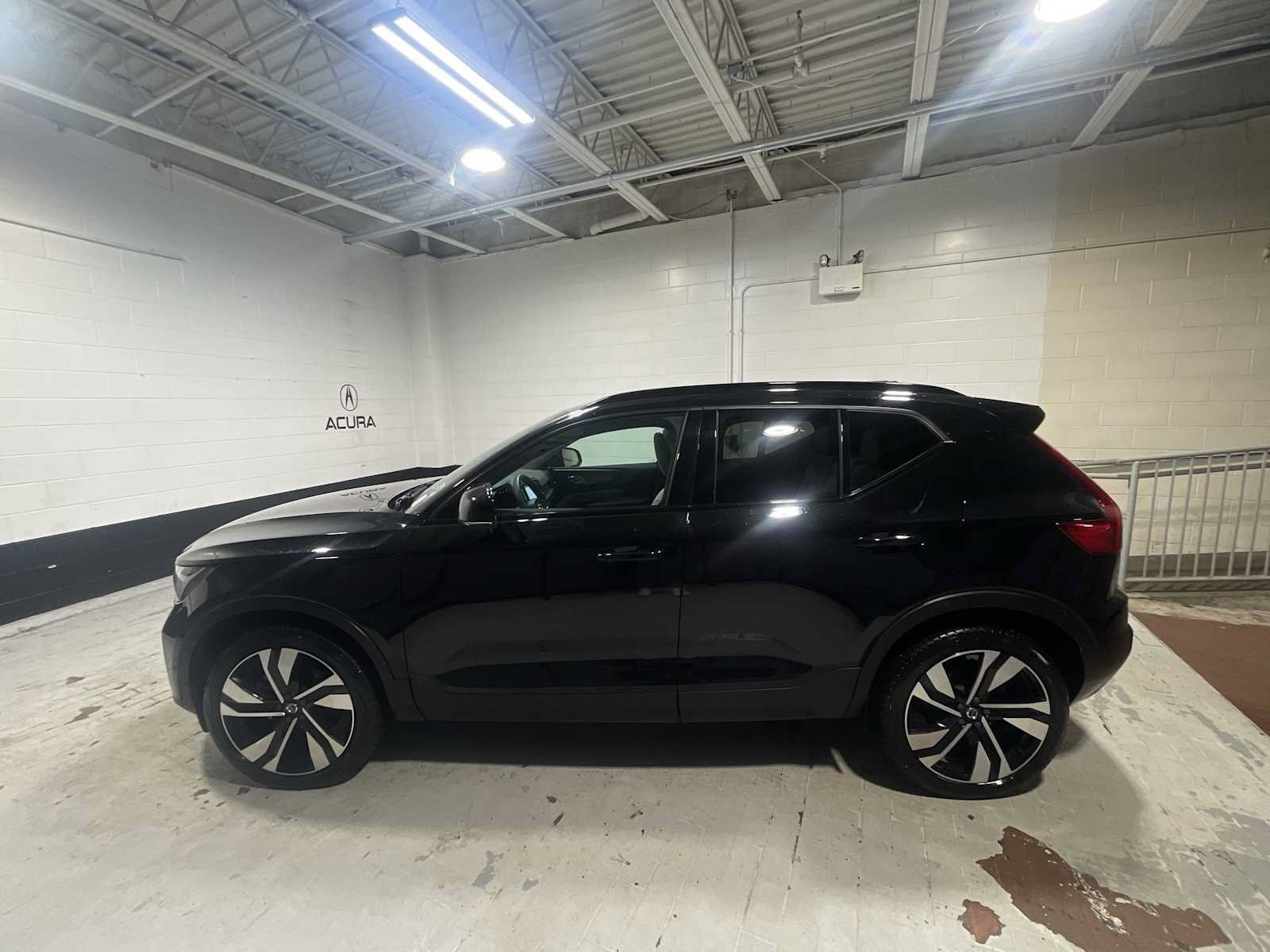 Used 2024 Volvo XC40 B5 Plus w/ Climate Package AWD/4WD image 3