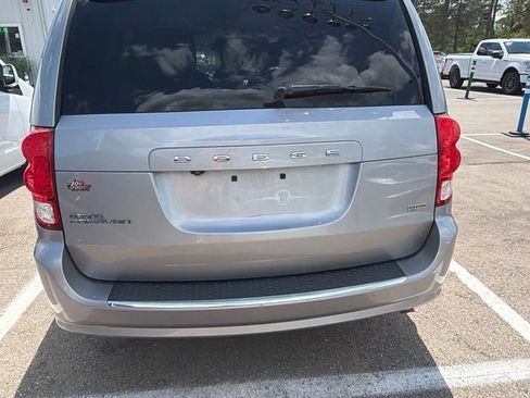 Used 2019 Dodge Grand Caravan SE w/ UConnect Hands-Free Group FWD image 4