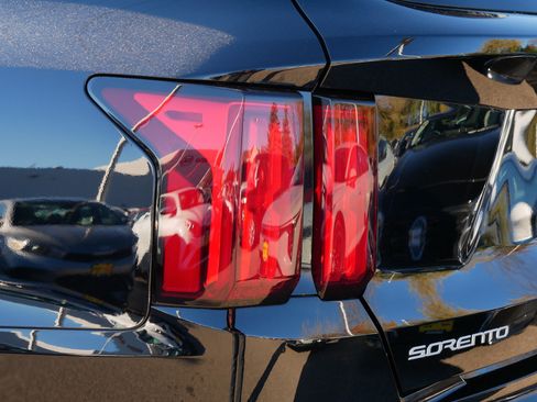 Certified 2023 Kia Sorento SX image 17