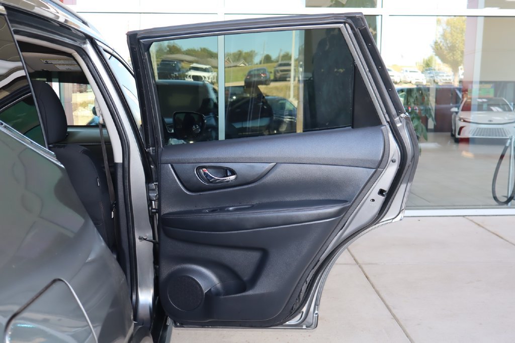 Used 2017 Nissan Rogue SV FWD image 36