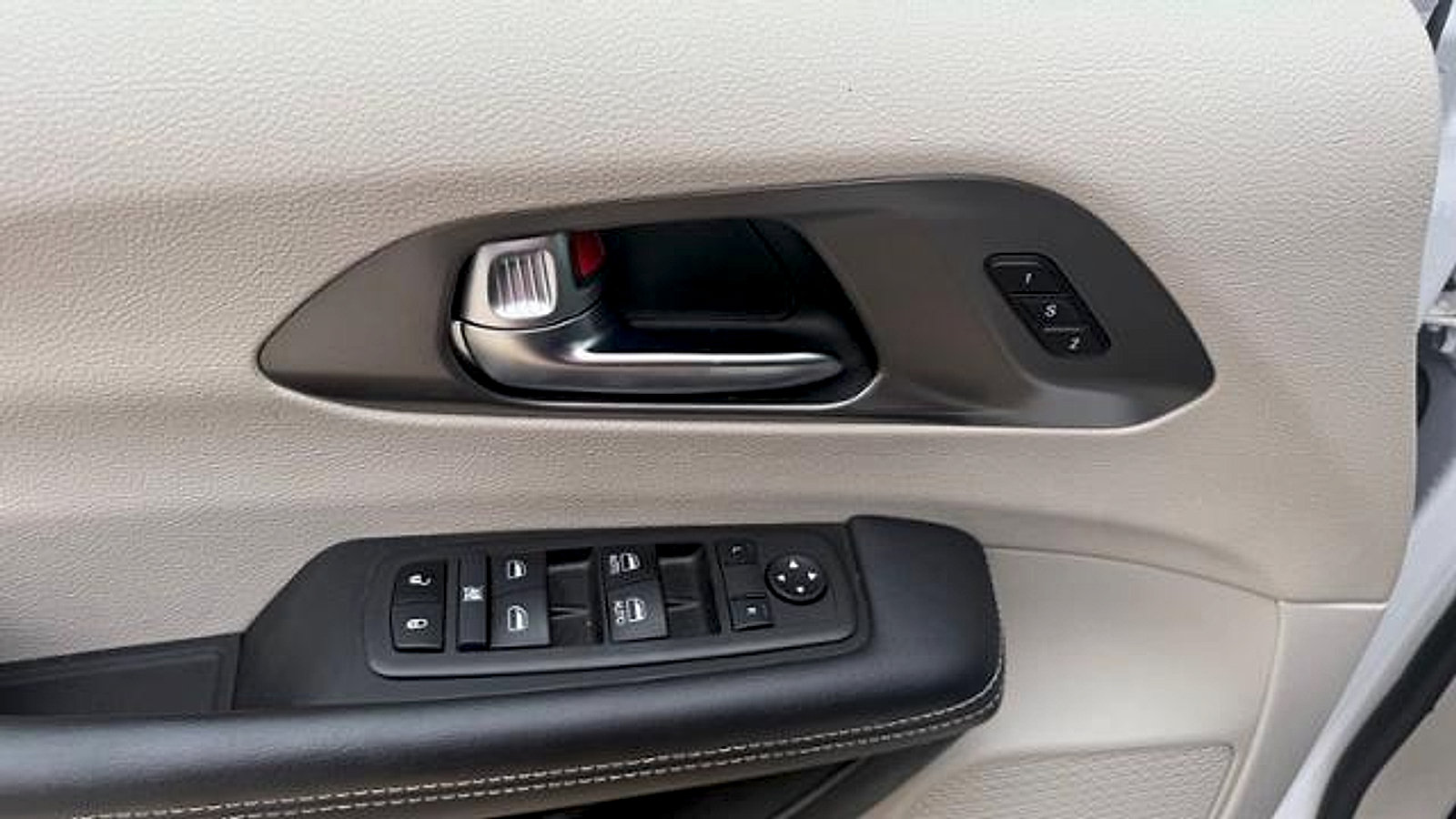 Used 2024 Chrysler Pacifica Touring-L FWD image 10