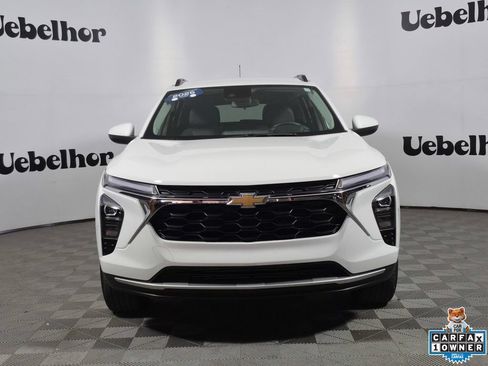 Certified 2025 Chevrolet Trax LT w/ LT Convenience Package FWD image 3