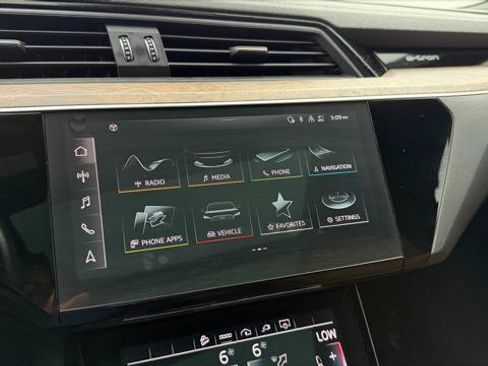 Used 2022 Audi e-tron Premium AWD/4WD image 28