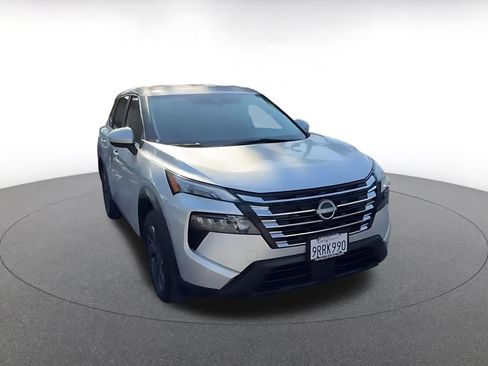 Used 2025 Nissan Rogue SV FWD image 2