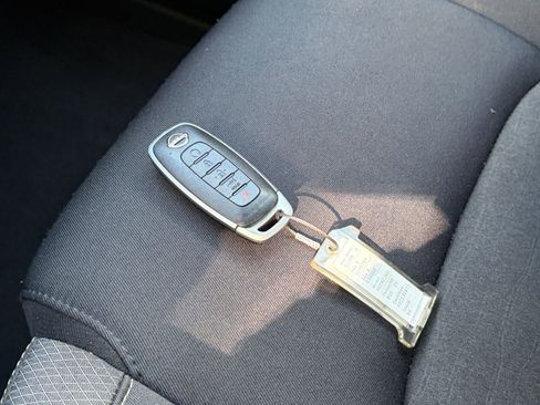 Used 2025 Nissan Pathfinder SV image 18