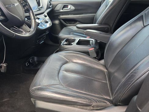 Used 2018 Chrysler Pacifica Touring-L Plus w/ Advanced Safetytec Group FWD image 9