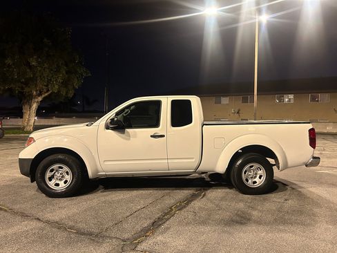 Used 2014 Nissan Frontier S image 2