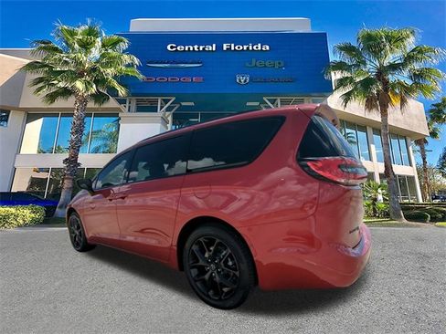 New 2026 Chrysler Pacifica Limited w/ S Appearance Package image 7