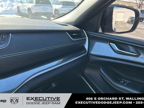 Used 2023 Jeep Grand Cherokee Altitude AWD/4WD image 19