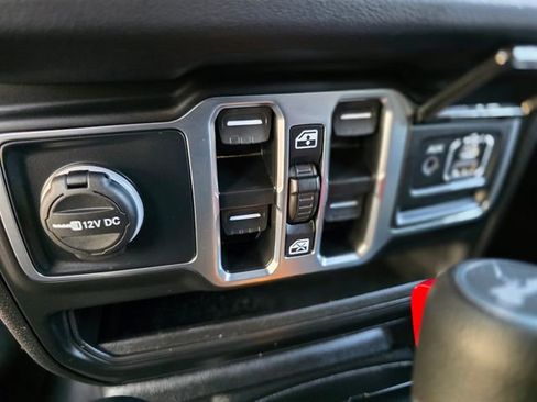 Used 2025 Jeep Wrangler Unlimited Sahara image 29