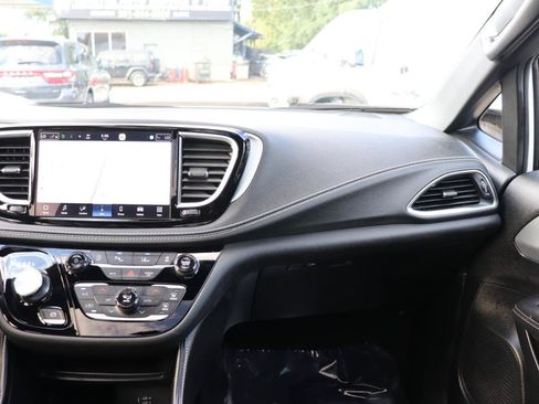 Used 2026 Chrysler Pacifica Limited FWD image 20