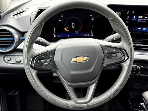 Used 2025 Chevrolet Trax LT FWD image 12
