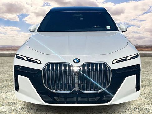 Used 2023 BMW 740i image 2