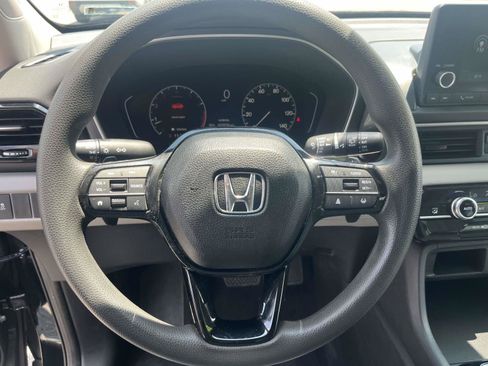 Used 2023 Honda Pilot LX image 15