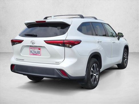 Used 2023 Toyota Highlander XLE FWD image 5