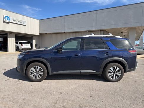 Used 2023 Nissan Pathfinder SL image 2