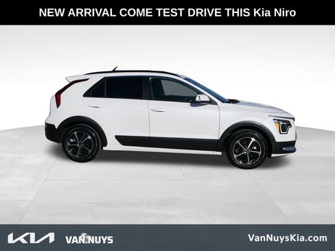 Used 2023 Kia Niro EX image 2