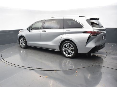 Used 2023 Toyota Sienna Platinum image 3