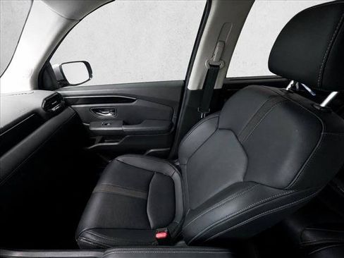 Used 2025 Honda Pilot Touring image 18