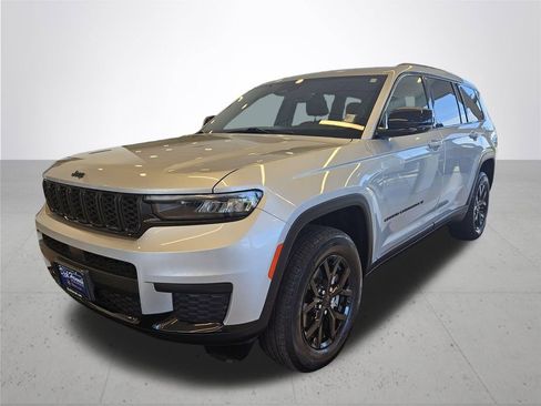 Used 2024 Jeep Grand Cherokee L Laredo image 2