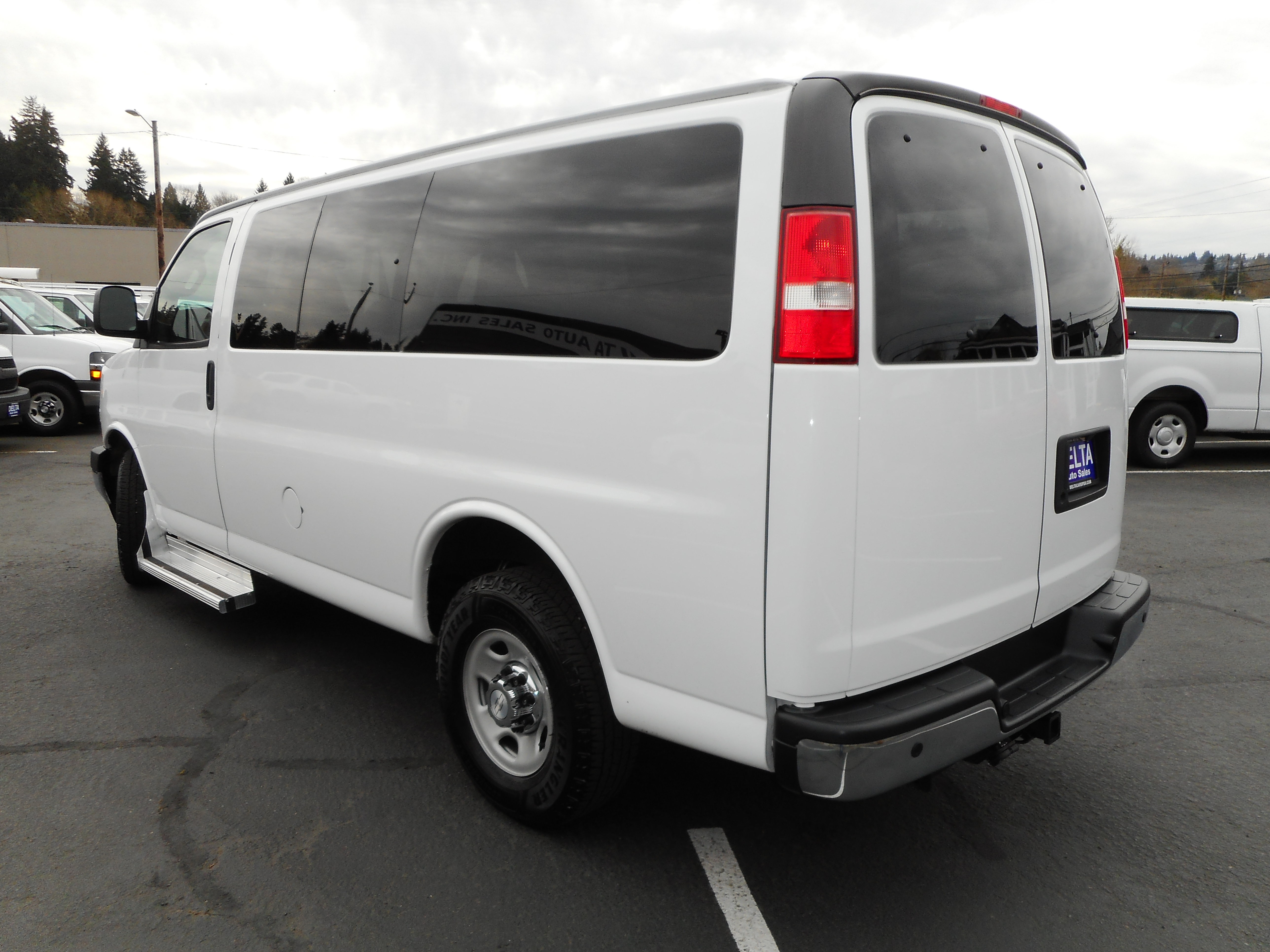 Used 2017 Chevrolet Express 3500 LT w/ LT Preferred Equipment Group RWD image 7