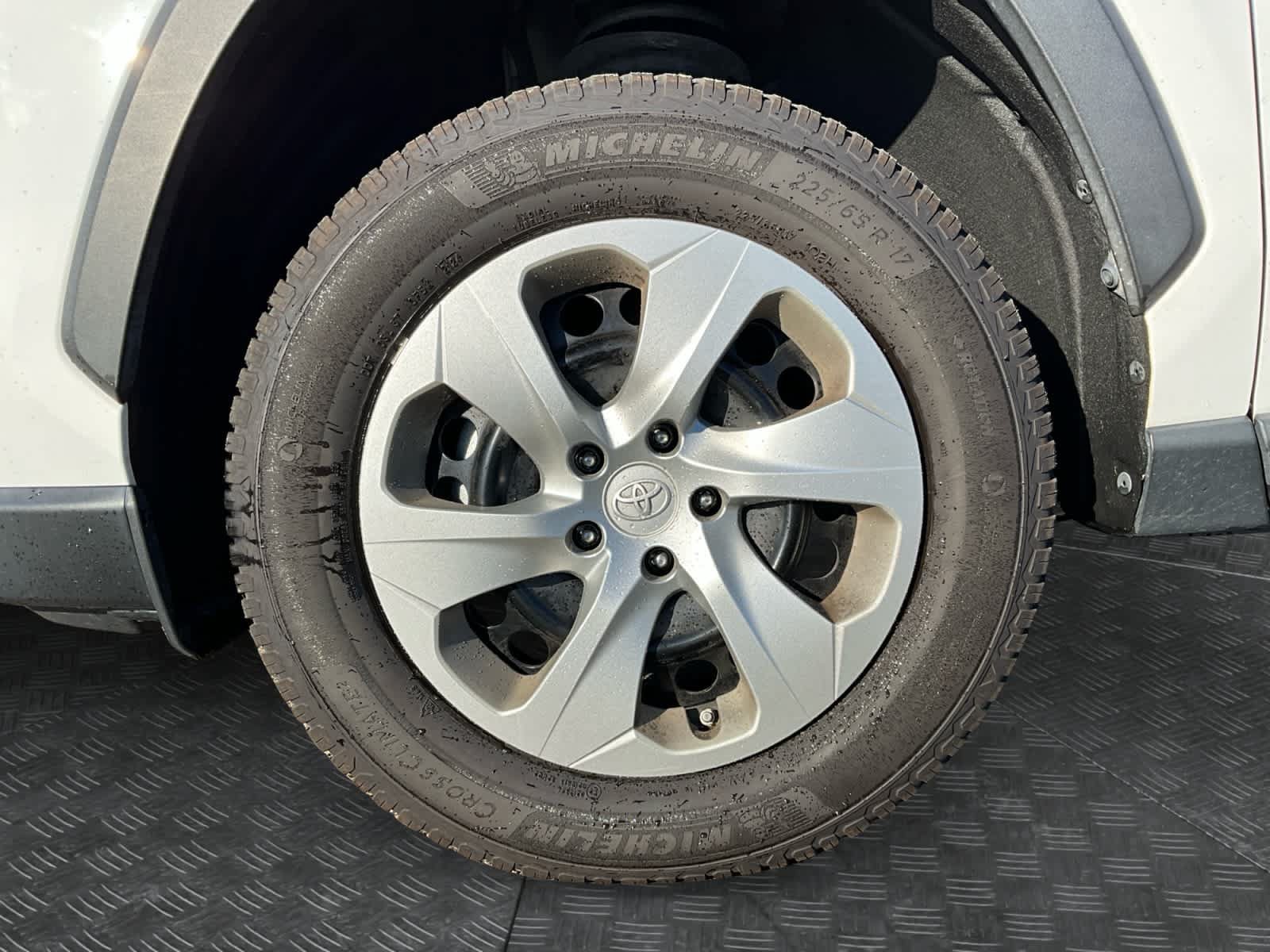 Used 2021 Toyota RAV4 LE FWD image 14