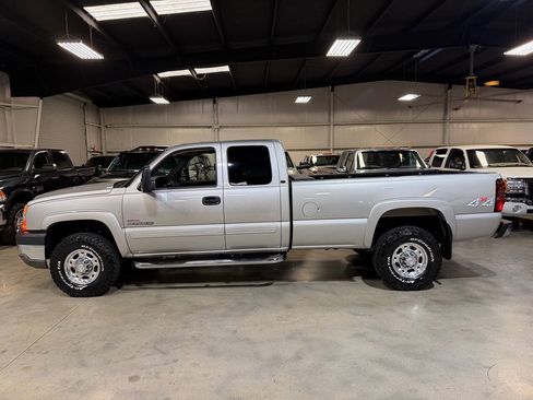Used 2006 Chevrolet Silverado 2500 LT w/ Skid Plate Package AWD/4WD image 6