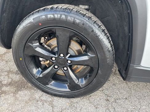 Used 2021 Jeep Grand Cherokee L Laredo image 5