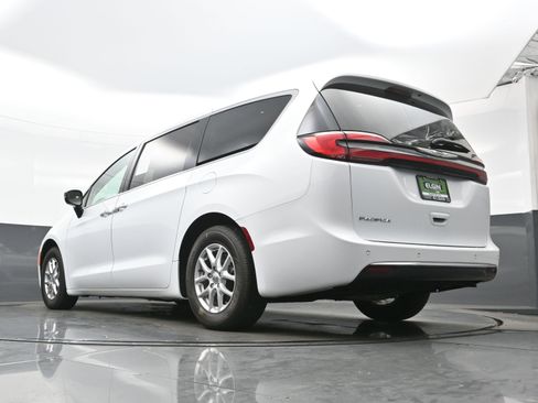 Used 2024 Chrysler Pacifica Touring-L FWD image 28