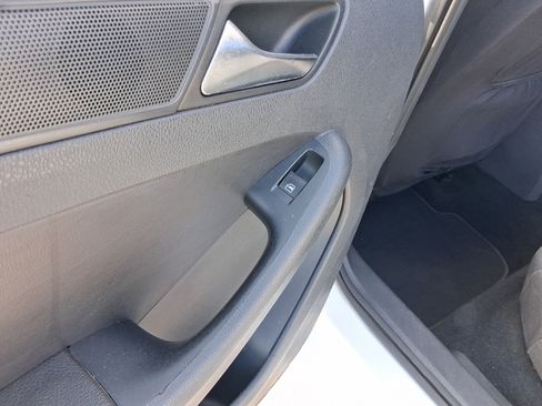 Used 2011 Volkswagen Jetta SE FWD image 24