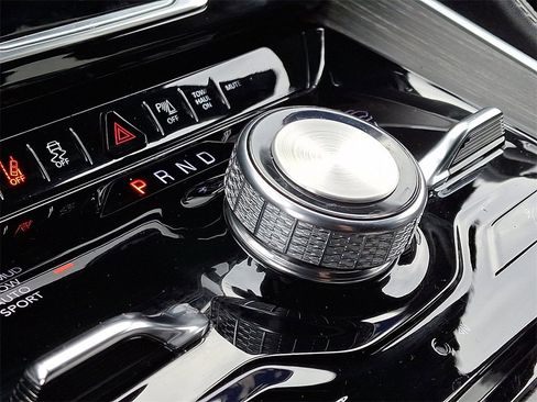 Used 2023 Jeep Wagoneer Series III w/ Preferred Equipment Group image 18