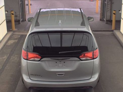 Used 2018 Chrysler Pacifica Touring Plus w/ S Appearance Package FWD image 4