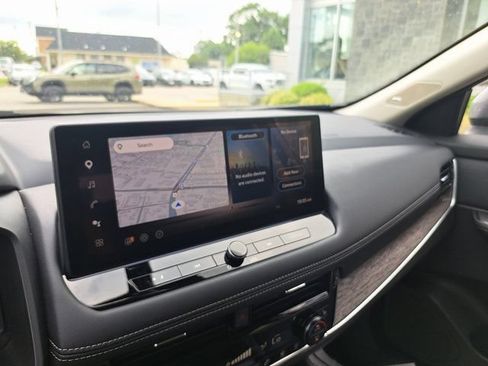 Used 2025 Nissan Rogue Platinum FWD image 13