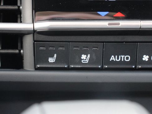 Certified 2025 Toyota Sienna Limited image 28