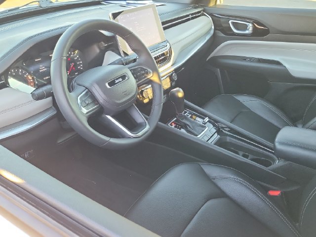 Used 2025 Jeep Compass Limited AWD/4WD image 3