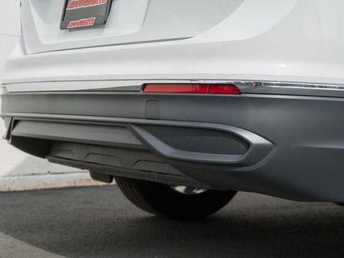 Used 2024 Volkswagen Tiguan SE image 8