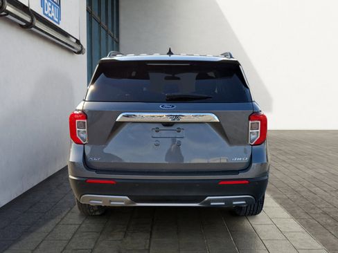 Used 2022 Ford Explorer XLT w/ Equipment Group 202A image 4