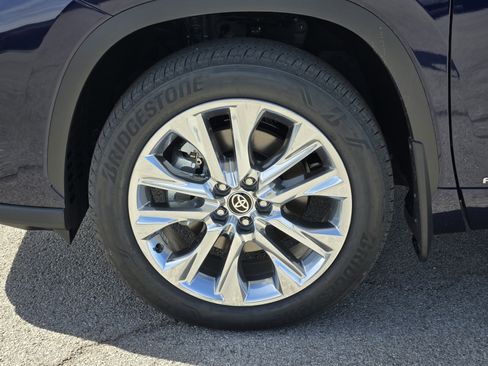 New 2026 Toyota Highlander Limited image 9