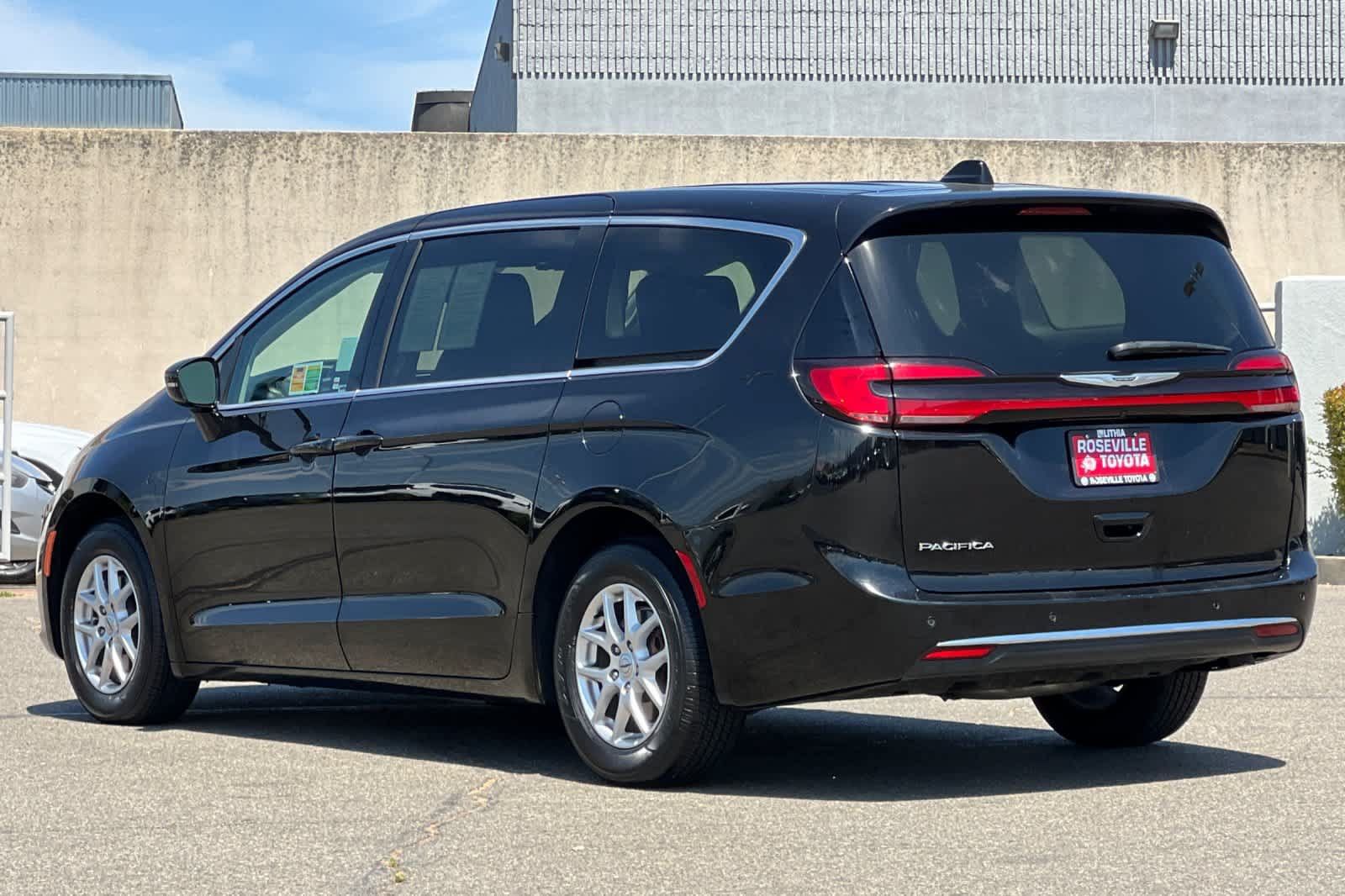 Used 2024 Chrysler Pacifica Touring-L FWD image 7