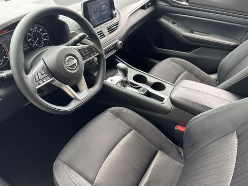 Used 2025 Nissan Altima 2.5 SV FWD image 4