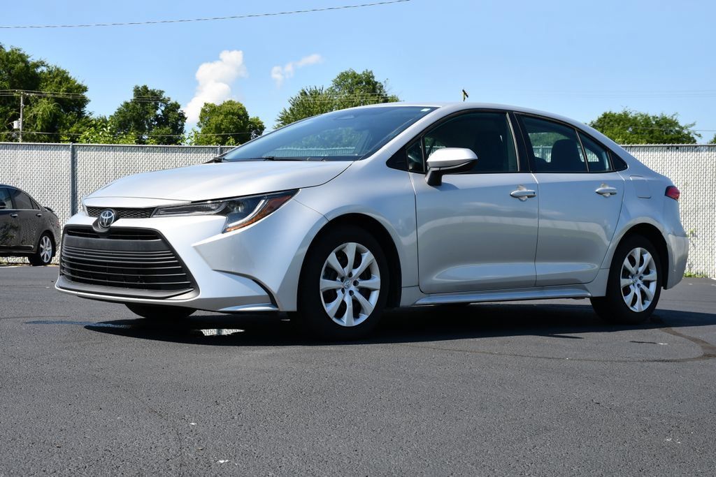 Used 2025 Toyota Corolla LE FWD image 3