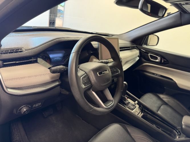 Used 2025 Jeep Compass Limited AWD/4WD image 13