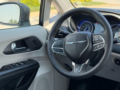 Used 2023 Chrysler Pacifica Touring-L FWD image 16