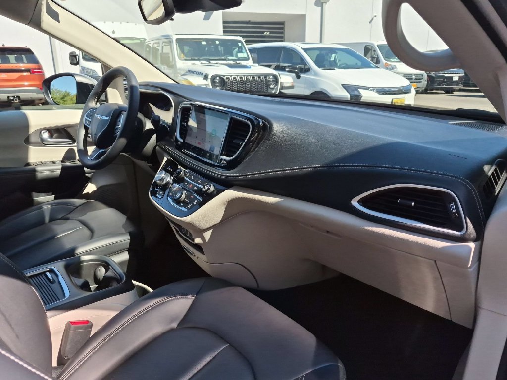 Used 2023 Chrysler Pacifica Touring-L AWD/4WD image 31