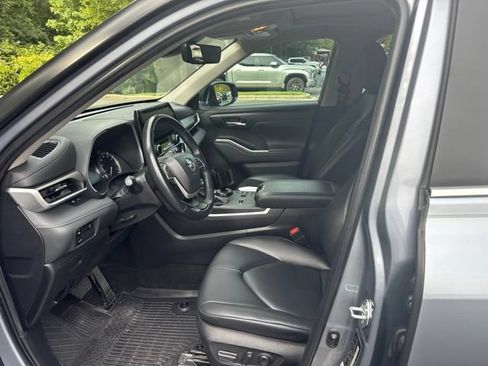 Used 2023 Toyota Highlander XLE FWD image 7