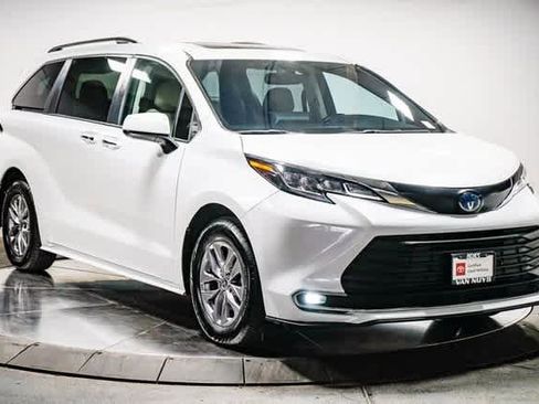 Certified 2022 Toyota Sienna XLE image 5